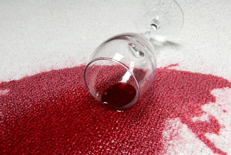 Tri načina kako očistiti mrlje od crnog vina