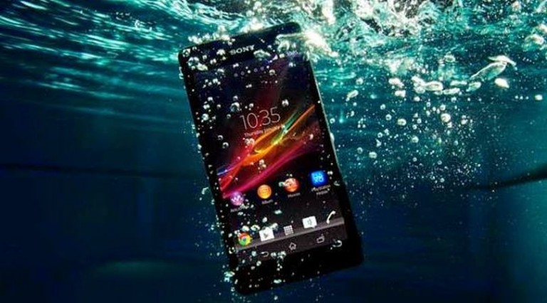 Kako osušiti telefon ako upadne u vodu