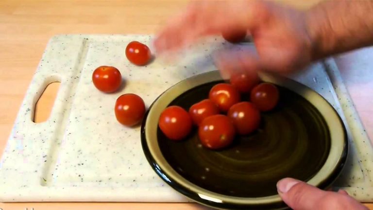 Kako jednim potezom prerezati na pola više rajčica