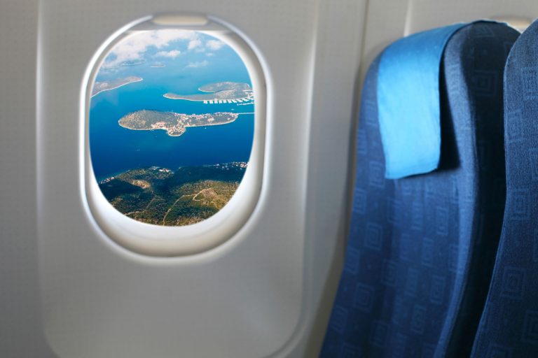 Zašto avionski prozori imaju rupice na sebi?