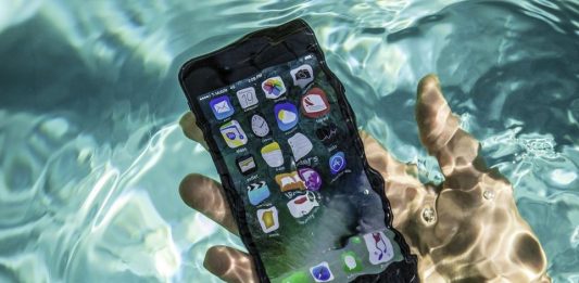 Zašto vodootporne telefone ne bi trebali potapati u vodu