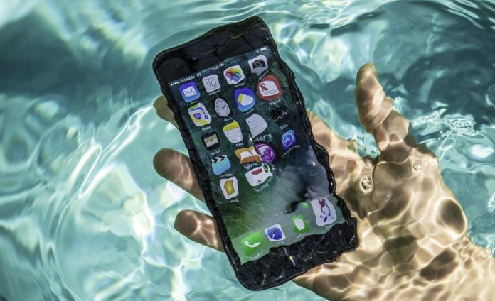 Zašto vodootporne telefone ne bi trebali potapati u vodu
